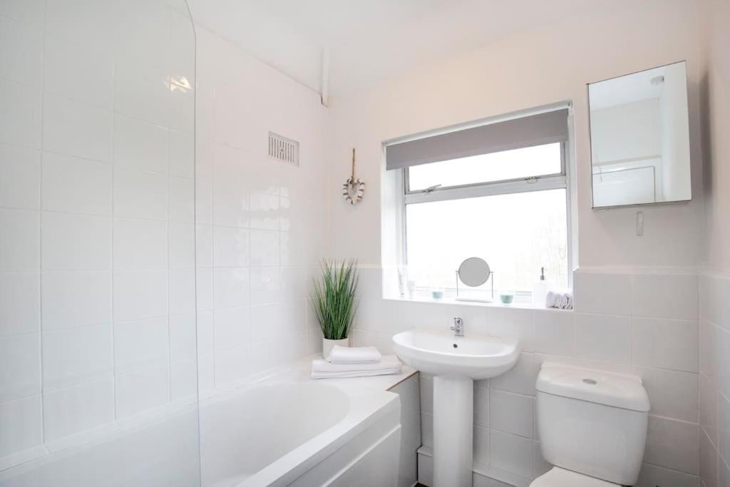 3 Bed House/Garden/Wi-Fi/Parking/Central Location Vila Guildford Exterior foto